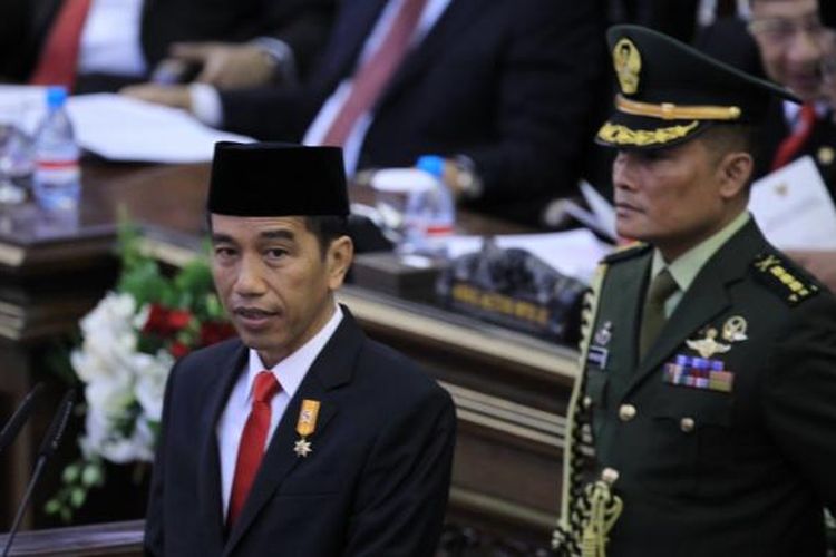 Presiden Republik Indonesia, Joko Widodo memberi pidato laporan pertanggungjawaban lembaga-lembaga negara saat Sidang Paripurna MPR dalam rangka Sidang Tahunan MPR 2015 di Gedung Parlemen, Senayan, Jakarta, Jumat (14/8/2015).