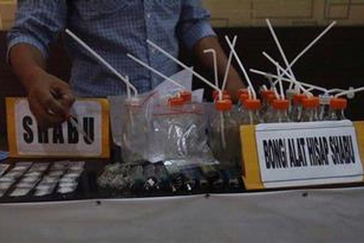 Barang bukti berupa narkoba jenis shabu, ecstacy dengan alat isap berupa bong, juga uang berhasil disita oleh Satuan Reserse Narkoba Resort Metropolitan Jakarta Barat, Jakarta, Kamis (27/9). Barang bukti senilai Rp 34juta rupiah tersebut adalah hasil operasi di Kampung Ambon, di Komplek Permata Kedaung Cengkareng pada Kamis (27/9/2012) dini hari. Polisi akan terus melakukan operasi di Kampung Ambon yang dikenal sebagai lokasi peredaran narkoba. 