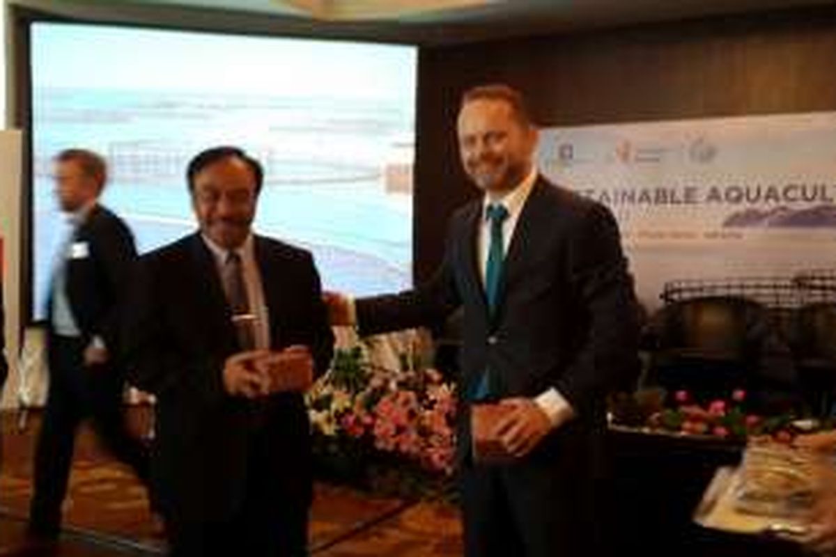 Ditjen Perikanan Budidaya, Dr. Slamet Soebjakto bersama duta besar Norwegia untuk Indonesia dalam acara Sustainable Aquaculture Seminar, peningkatan kerjasama budidaya perikanan yang berkelanjutan dengan Norwegia terutama bidang mariculture