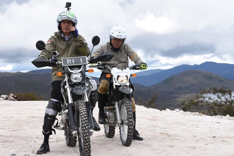 Menteri Pekerjaan Umum dan Perumahan Rakyat Basuki Hadimuljono mendampingi Presiden Joko Widodo naik moto Kawasaki KLX 150 saat meninjau proyek Jalan Trans-Papua ruas Wamena-Mamugu I pada Mei 2017. 
