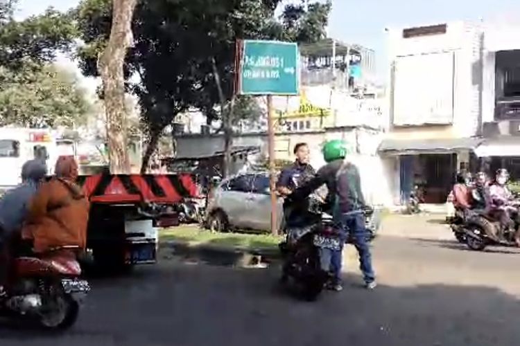 Supir mobil Towing pukul Pengemudi Ojol karena tidak terima ditegur akibat Ugal-ugalan.