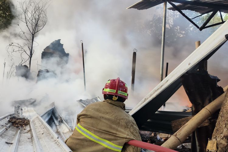 Gudang Rongsokan di Trenggalek Terbakar, Pemilik Rugi Rp 50 Juta