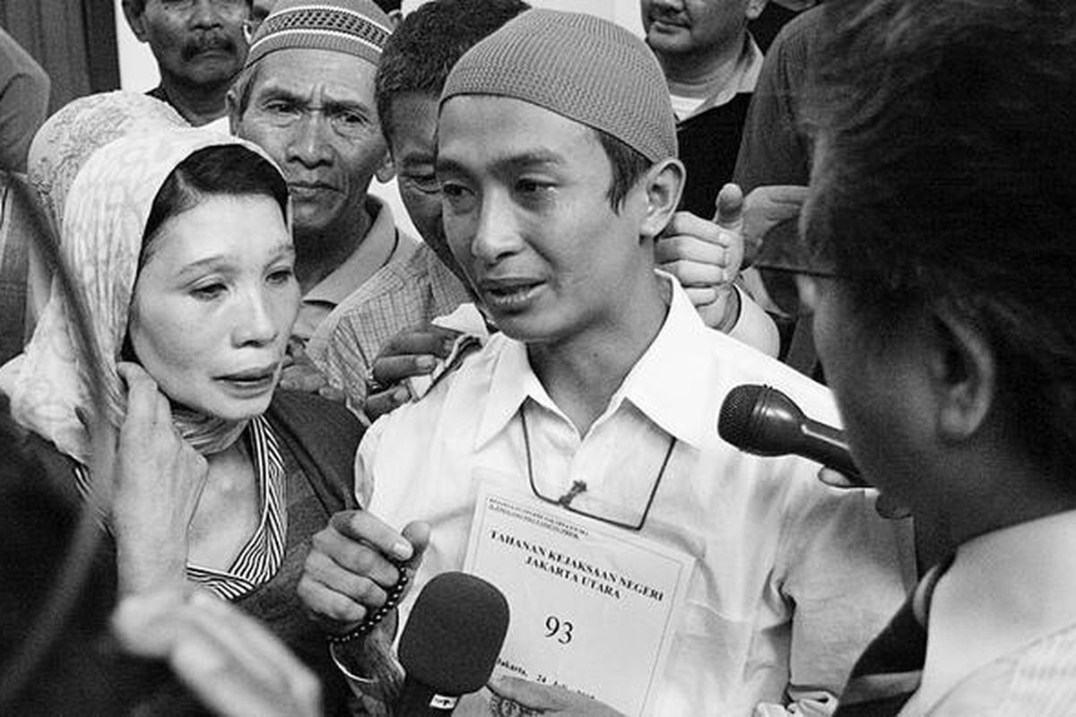 Usep Cahyono (tengah) menangis seusai menjalani sidang di Pengadilan Negeri Jakarta Utara, Kamis (8/4/2010). Majelis hakim membebaskan Usep dari dakwaan jaksa mengenai kepemilikan ganja. Majelis menilai dakwaan jaksa cacat hukum.