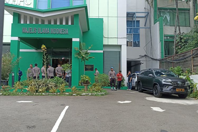 Kantor Majelis Ulama Indonesia (MUI) pusat yang terletak di Jalan Proklamasi, Menteng, Jakarta Pusat dijaga ketat kepolisian usai insinden penembakan oleh orang tak dikenal, Selasa (2/5/2023).