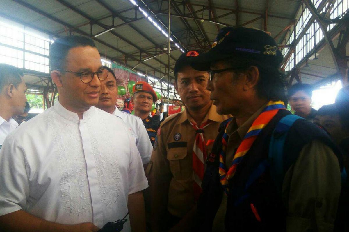 Gubernur terpilih DKI Jakarta Anies Baswedan meninjau mudik di Stasiun Pasar Senen, Jumat (23/6/2017).