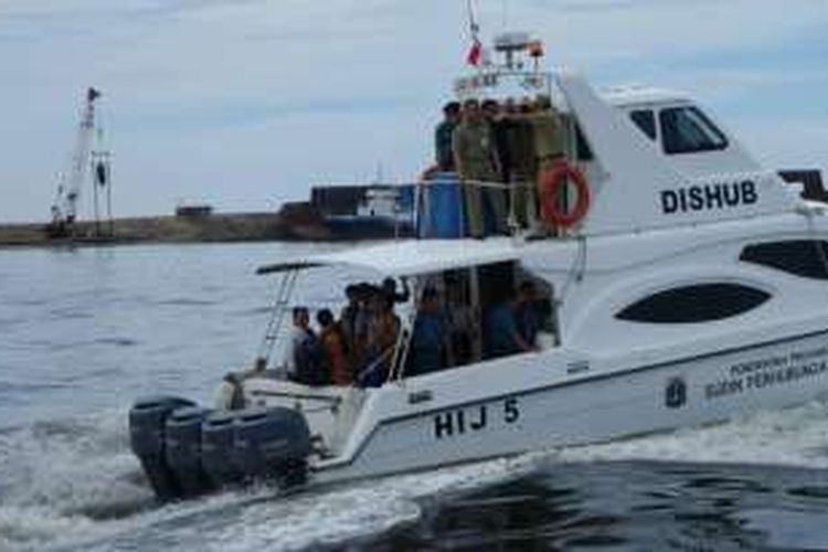 Wakil Gubernur DKI Jakarta Djarot Saiful Hidayat meninjau reklamasi Pulau D dari atas kapal, Jakarta, Selasa (12/4/2016).