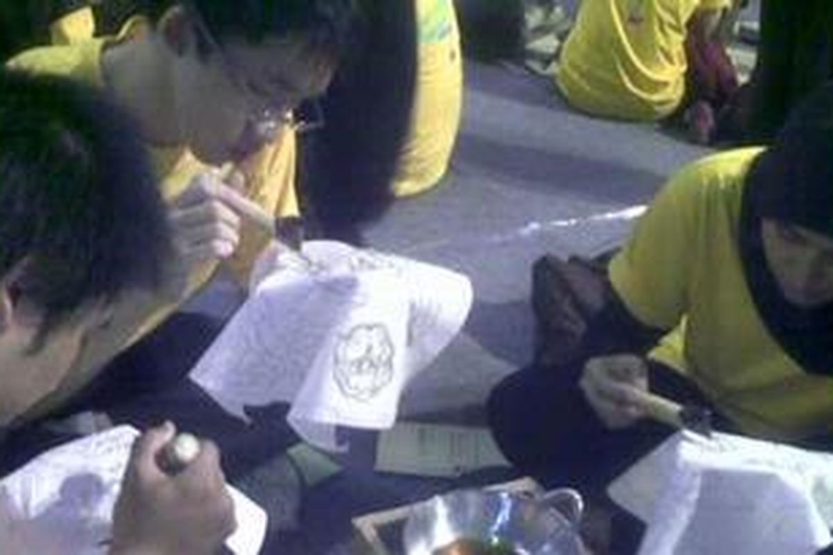 Para mahasiswa penerima beasiswa PT Djarum mencoba membatik Kudus di Kudus, Jawa Tengah, Senin (28/11/2011)
