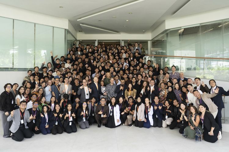 Peserta Apple Developer Academy 2025 berfoto bersama di ajang kelulusan yang digelar di Bali, Kamis (11/12/2025).