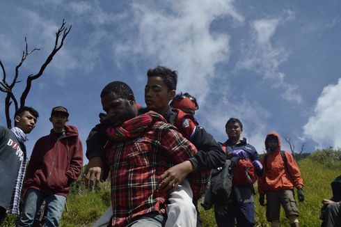 Viral, Kisah Heroik Pendaki Asal Papua Gendong Korban Terjatuh di Gunung Slamet
