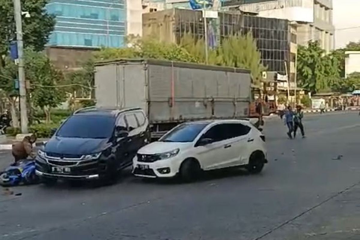 Sebuah truk  mengalami kecelakaan lalu lintas di lampu merah Slipi, Jakarta Barat, pada Selasa (26/11/2024) pagi