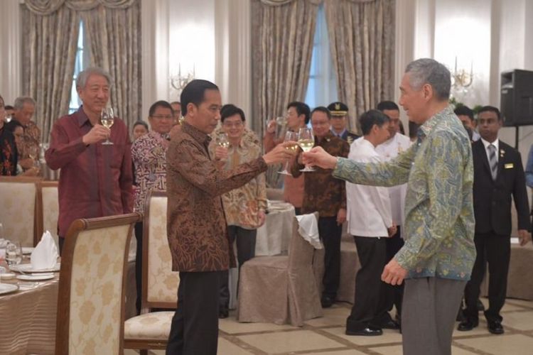 Presiden Indonesia Joko Widodo (Jokowi) dan Perdana Menteri Singapura Lee Hsien Loong bersulang simbolik merayakan pesta emas “RISING 50” hubungan diplomatik, Kamis (7/9) di Istana Kepresidenan Singapura.