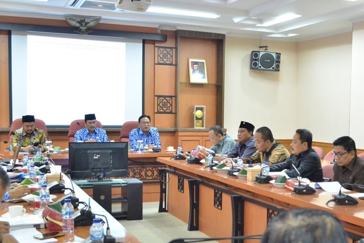 Rapat koordinasi antara jajaran Pemkab dan DPRD Gresik, dalam rangka menunjang normalisasi Kali Lamong.
