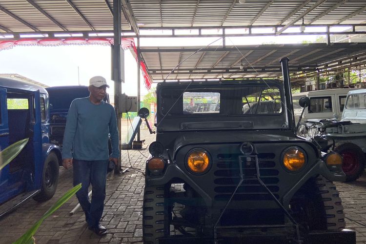 Iwan Setiawan (50) saat memantau pembuatan Jeep Willys