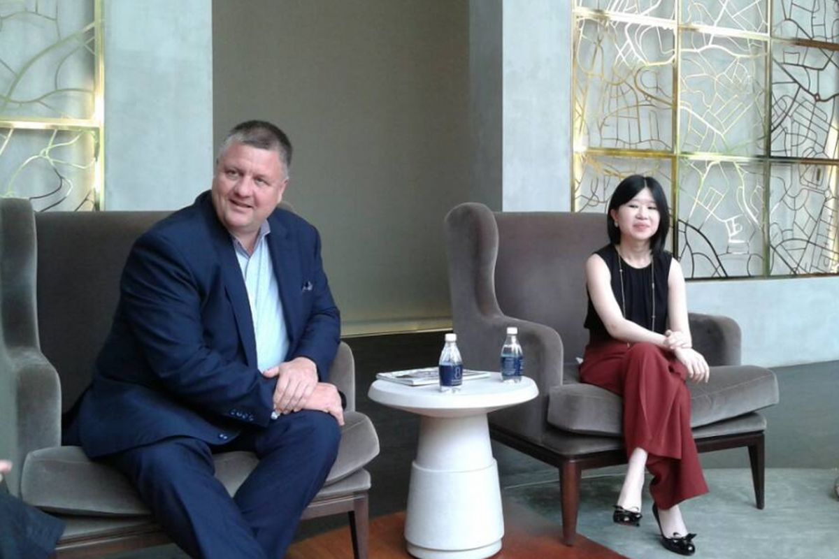 CEO KSK Group dan Managing Director KSK Land Joanne Kua Ying Fei (Kanan) dan Michael Henssler, Managing Director Key International Hotel Management dan President Kempinsky SA China, saat berbincang dengan awak media mengenai proyek 8 Conlay di Kuala Lumpur, Rabu (23/5/2017). 