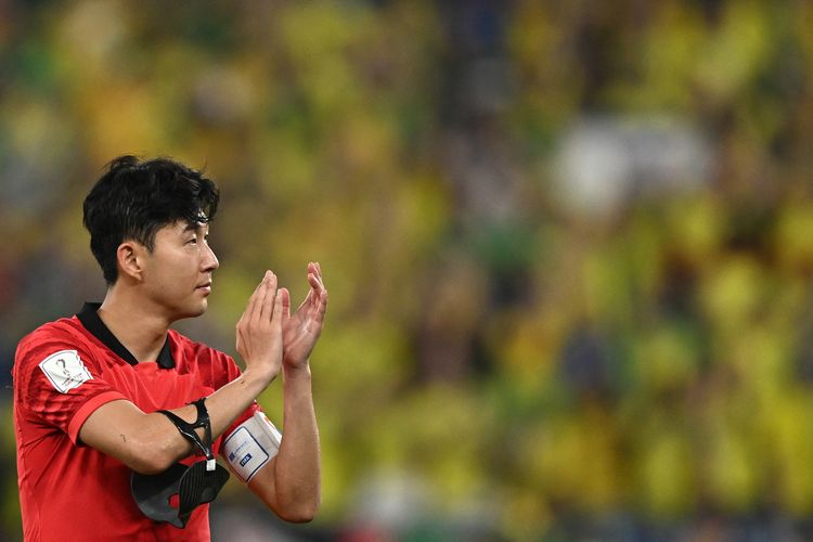 Gelandang Korea Selatan Son Heung-min bertepuk tangan untuk pendukung setelah timnya kalah pada babak 16 besar Piala Dunia 2022 Qatar antara Brasil vs Korea Selatan di Stadion 974 di Doha pada Selasa 6 Desember 2022 dini hari WIB.