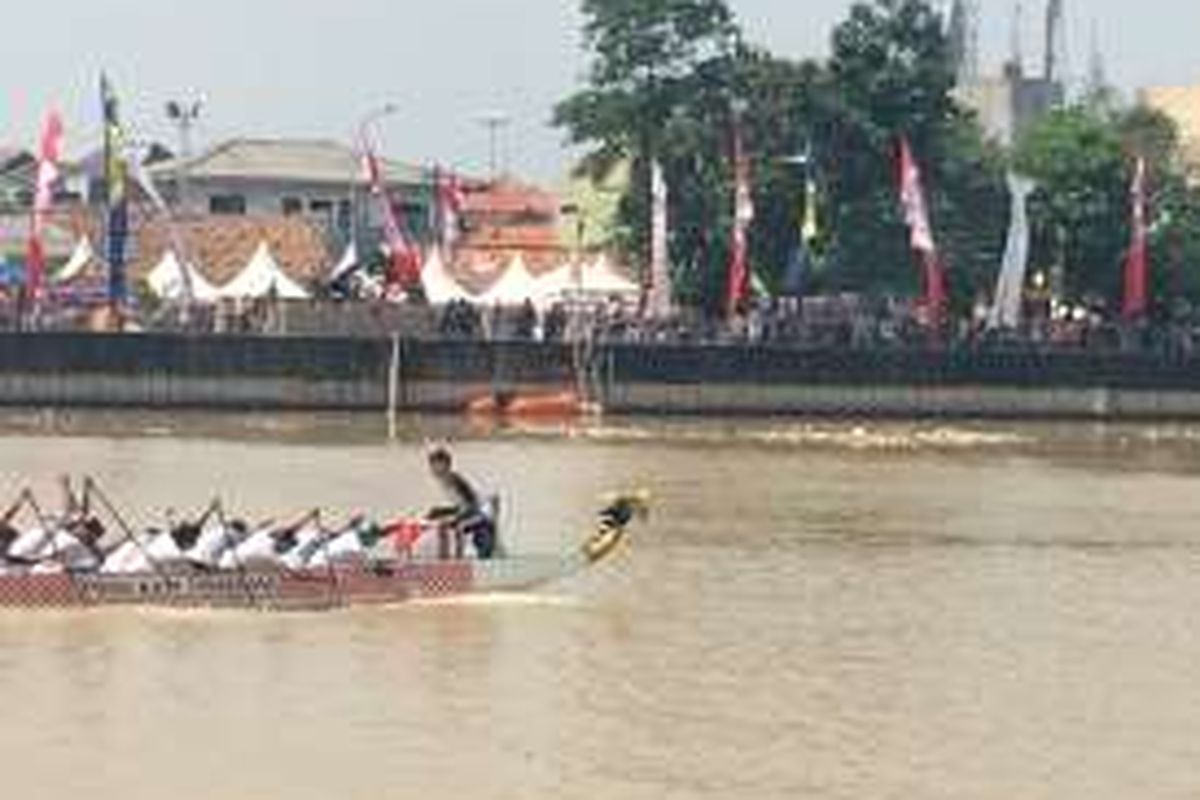 Sampah di lintasan Perahu Naga, Kali Cisadane, Tangerang, Minggu (31/7/2016).