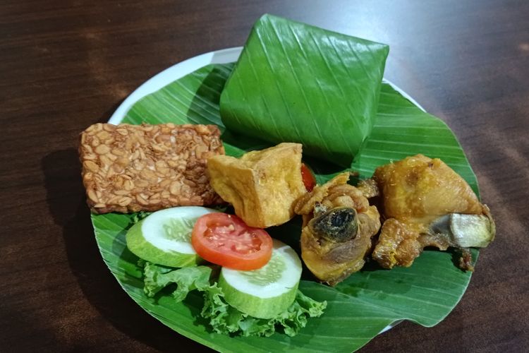 Servis makan di Restoran Rosin Subang, Jawa Barat 