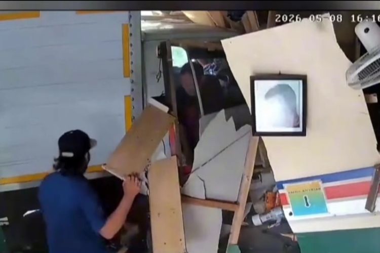 Viral Mobil Box Tabrak Kios Pangkas Rambut di Kuningan, Tukang Cukur dan Pelanggan Selamat