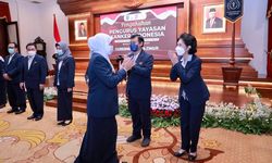 Kukuhkan Pengurus YKI Jatim, Gubernur Khofifah: Maksimalkan Deteksi Dini Promotif dan Preventif Kanker 