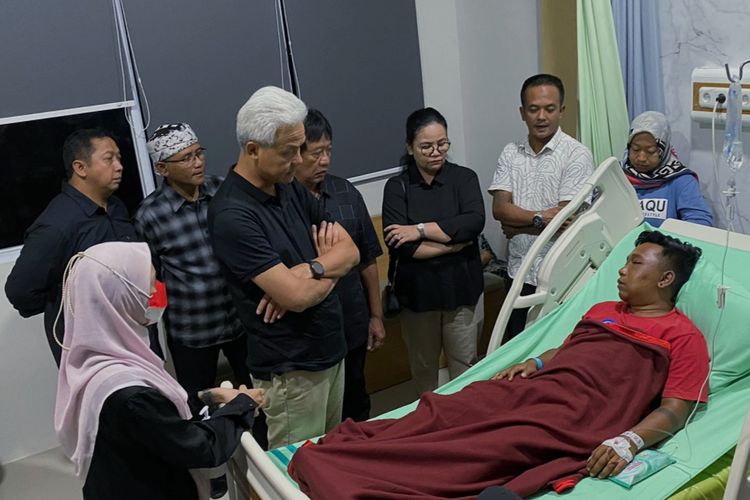 Calon presiden nomor urut 3, Ganjar Pranowo menjenguk dua orang relawan korban dugaan pengeroyokan oleh oknum TNI di RSUD Pandan Arang, Boyolali, Minggu (31/12/2023) malam. 