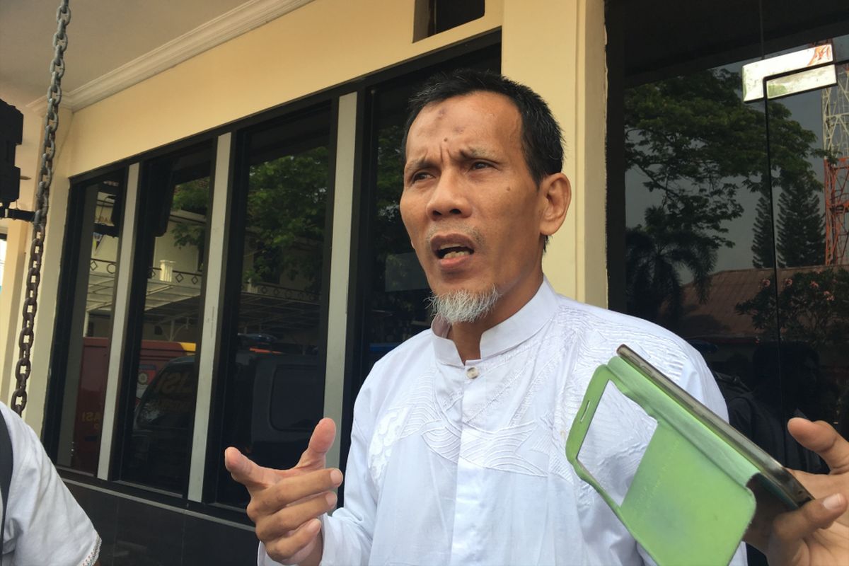 Muhammad Hidayat (53) Pelapor Video Kaesang saat berada di Polres Metro Bekasi Kota, Jumat (7/7/2017). 
