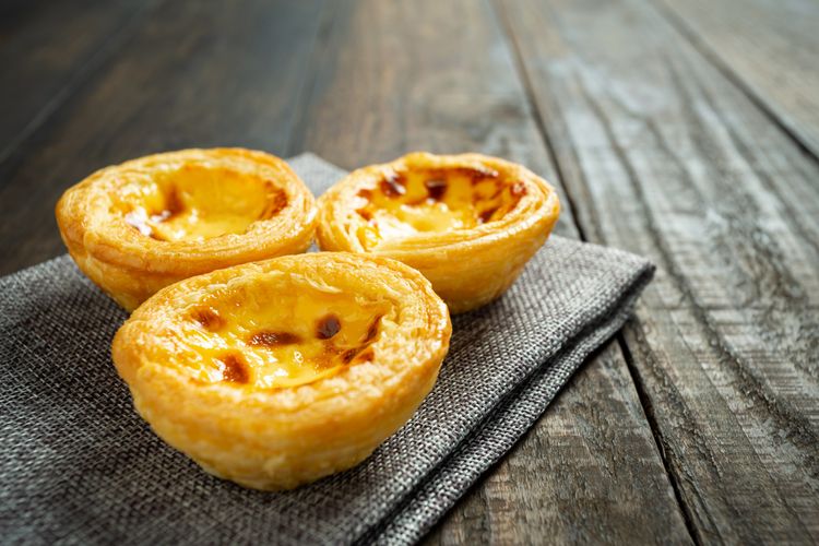 Cara membuat kulit portuguese egg tart berlapis bisa dimulai dari pemilihan menteganya. 