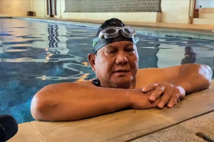 Capres nomor urut 2 Prabowo Subianto berenang usai mencoblos di rumahnya di Hambalang, Bogor, Rabu (14/2/2024) 