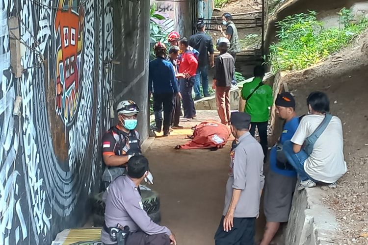 Proses evakuasi sesosok mayat pria yang ditemukan di bantaran kali ciliwung, Beji, Depok pada Jumat (14/10/2022).