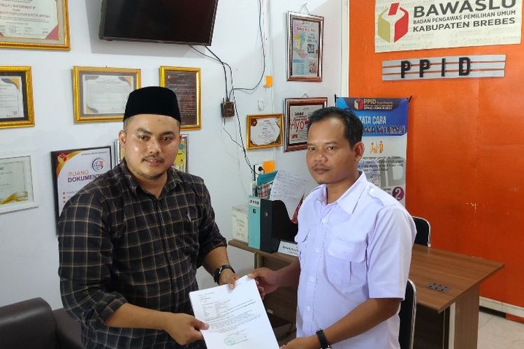 Ahmad Soleh SH MH kuasa hukum dari DPC PKB Brebes mengadukan adanya dugaan pelanggaran Pemilu ke Anggota Bawaslu Brebes Koordinator Divisi Hukum dan Penyelesaian Sengketa, Karnodo, Rabu (6/3/2024).