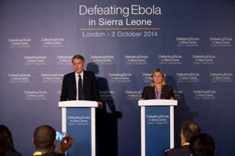Menteri Luar Negeri Inggris Philip Hammond dan Menteri Pembangunan Nasional Justine Greening menyambut para delegasi yang datang dalam konferensi internasional yang membahas upaya memerangi ebola di Afrika Barat, khususnya Sierra Leone.