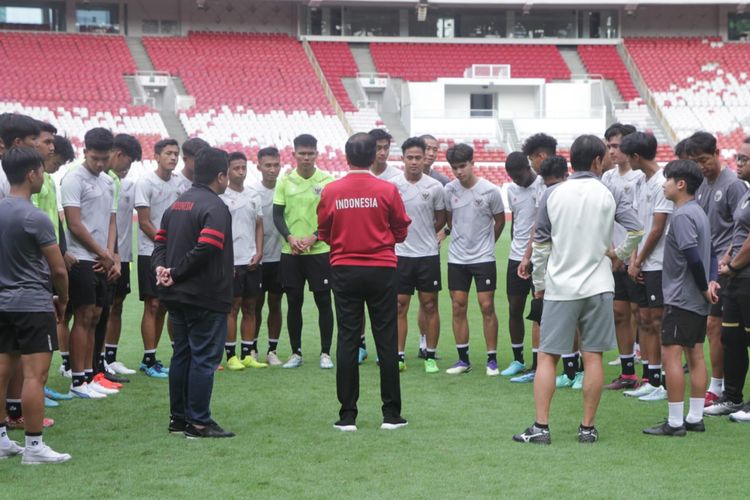 Presiden Republik Indonesia, Joko Widodo (Jokowi) mendatangi latihan timnas U20 dan U22 Indonesia arahan Shin Tae-yong di Stadion Gelora Bung Karno, Senayan, Jakarta, Sabtu (1/4/2023) untuk memberikan semangat dan motivasi.