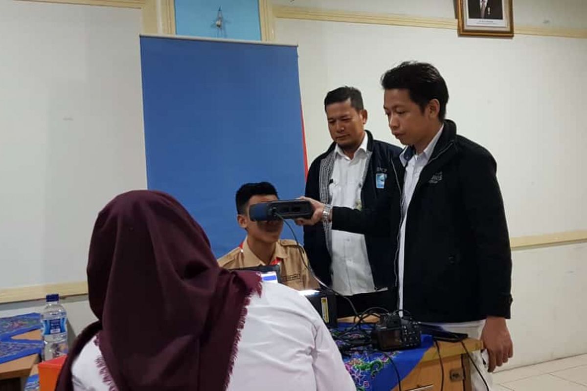 Suasana perekaman data E-KTP di sebuah sekolah di Jakarta Utara