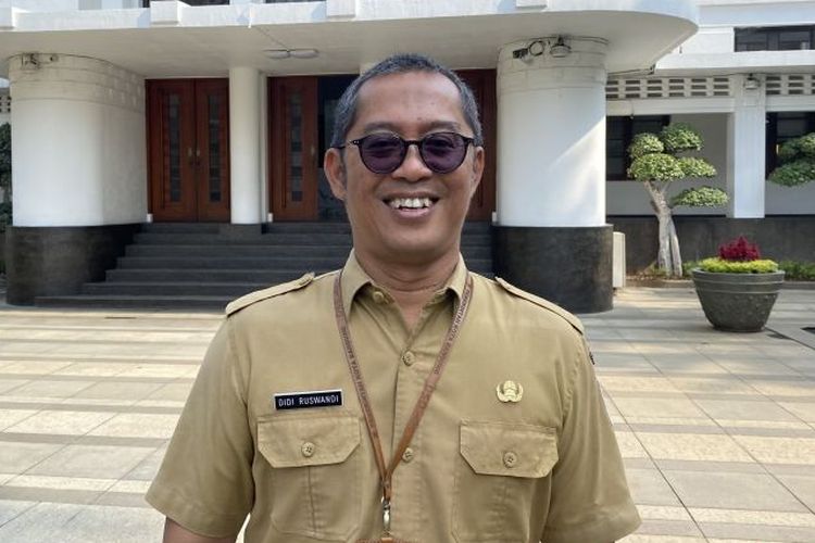 Kepala Dinas Sumber Daya Air dan Bina Marga (DSDABM) Kota Bandung Didi Ruswandi saat memberikan keterangan di Plaza Balai Kota, Bandung, Jawa Barat, Senin (13/11/2023). 