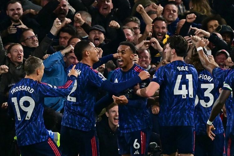 Leandro Trossard (19) merayakan gol dengan rekan satu tim dalam pertandingan sepak bola Liga Inggris antara Fulham vs Arsenal di Craven Cottage di London pada 18 Oktober 2025. (Foto oleh Ben STANSALL / AFP)