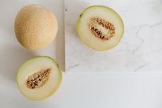 5 Cara Pilih Melon yang Manis dan Matang, Ketuk Buahnya
