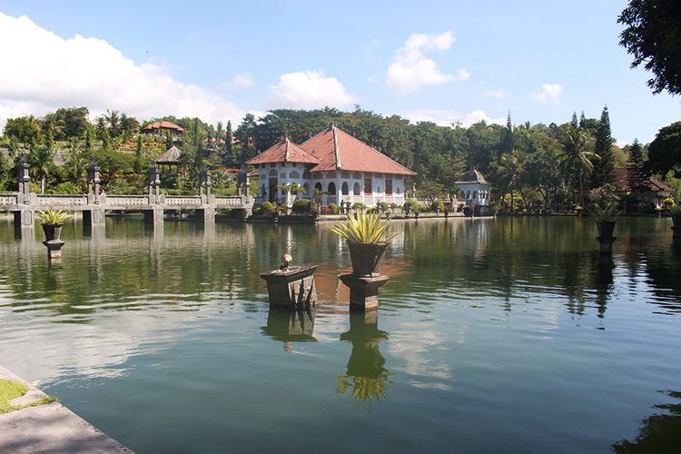 Pemandangan kolam di Taman Soekasada Ujung Bali