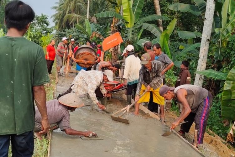 Kegiatan Bersih-Bersih Kampung Sehat ini diisi dengan kerja bakti betonisasi jalan melalui konsep padat karya tunai yang melibatkan 300 orang warga sekitar dan 20 anak milenial BUMN.