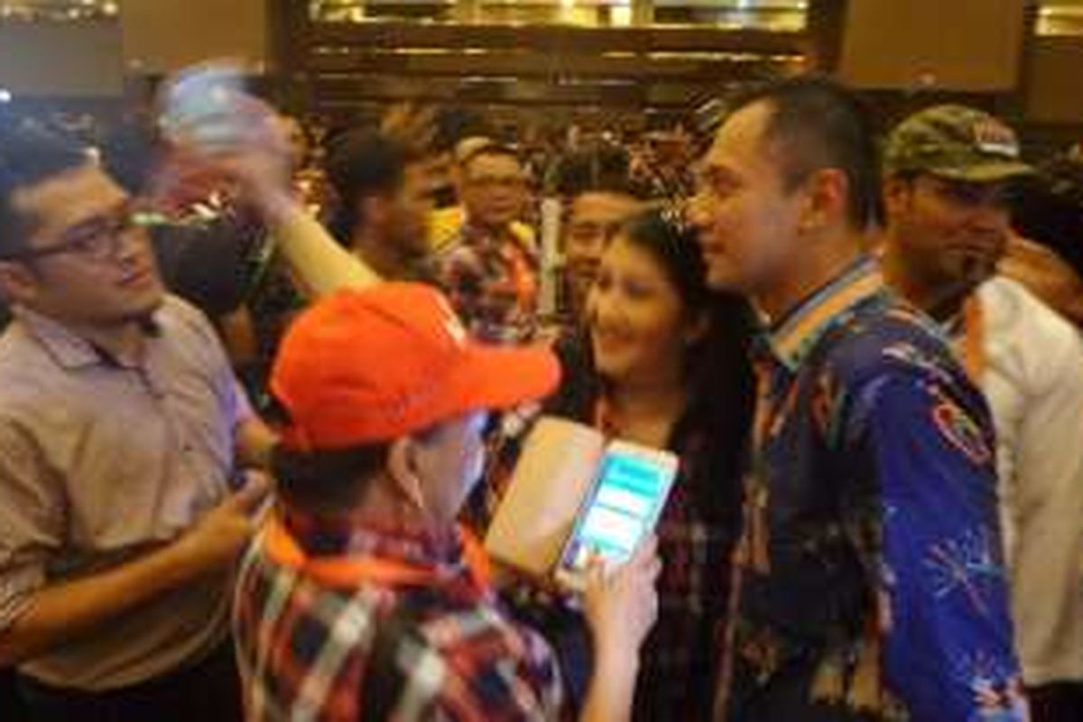 Cagub DKI Agus Yudhoyono berfoto bersama pendukung Ahok-Djarot di JIExpo Kemayoran, Selasa (25/10/2016). 