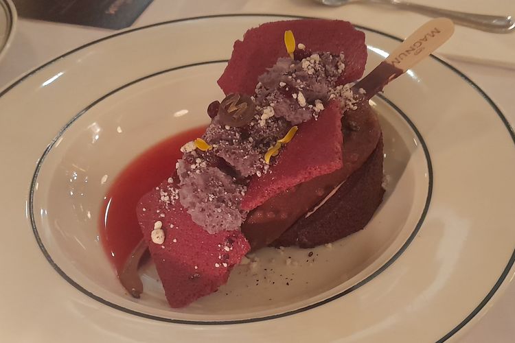 Purple Luxe merupakan satu-satunya dessert mewah yang dibuat Chef Reynold dalam kolaborasi dengan Magnum x Union.