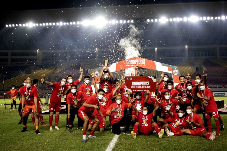 Pesta perayaan para pemain Persija Jakarta setelah menjuarai Piala Menpora 2021 dengan kemenangan 4-1 secara agregat atas Persib Bandung. Persija menang 2-1 atas Persib Bandung di Stadion Manahan, Solo, pada laga leg kedua final, Minggu (24/4/2021) malam WIB.