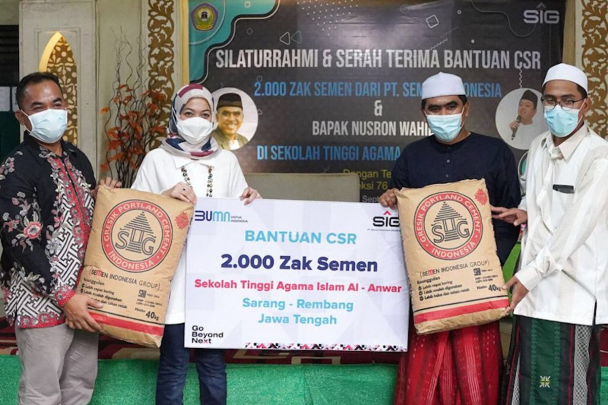 Corporate Secretary SIG Vita Mahreyni (kedua kiri) dan General Manager of CSR SIG Edy Saraya (kiri), saat memberi bantuan 2.000 sak semen secara simbolis kepada ketua STAI Al Anwar KH Abdul Ghofur, Sabtu (4/9/2021).