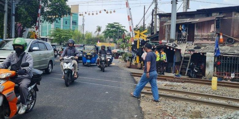 Suasana di pintu perlintasan rel kereta di Pesing, Grogol Petamburan, Jakarta Barat pada Selasa (16/8/2022), yang jadi lokasi pesepeda motor ditabrak kereta bandara.