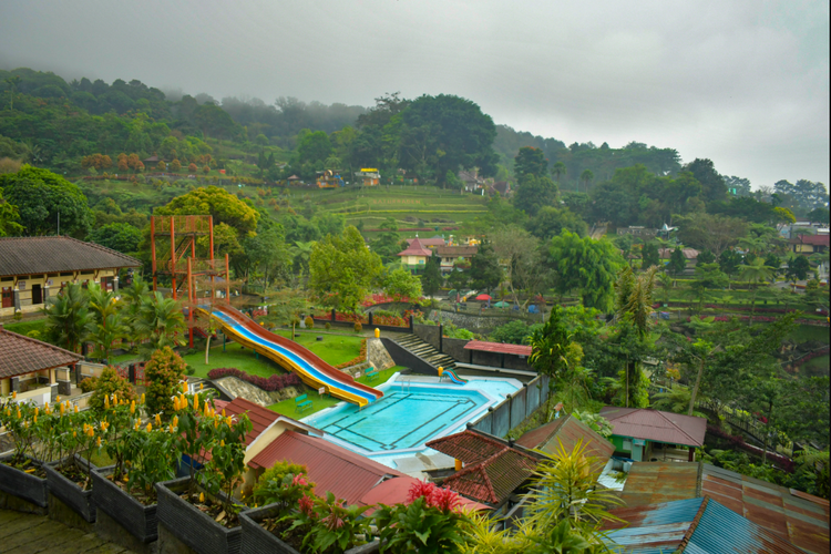 Lokawisata Baturraden di Banyumas merupakan obyek wisata keluarga yang berada di kaki Gunung Slamet, Jawa Tengah.
