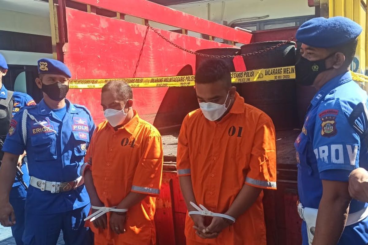 Kedua tersangka dengan tangan diborgol saat menunjukkan barang bukti kasus penimbunan solar bersubsidi di halaman gedung Ditpolairud Polda Bali di Benoa, Denpasar, Bali, (2/6/2022). Kompas.com/ Yohanes Valdi Seriang Ginta