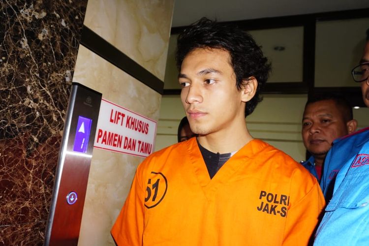 Artis peran Jefri Nichol mengenakan baju tahanan di Polres Jakarta Selatan, Rabu (24/7/2019). Jefri ditangkap polisi karena mengonsumsi ganja. 