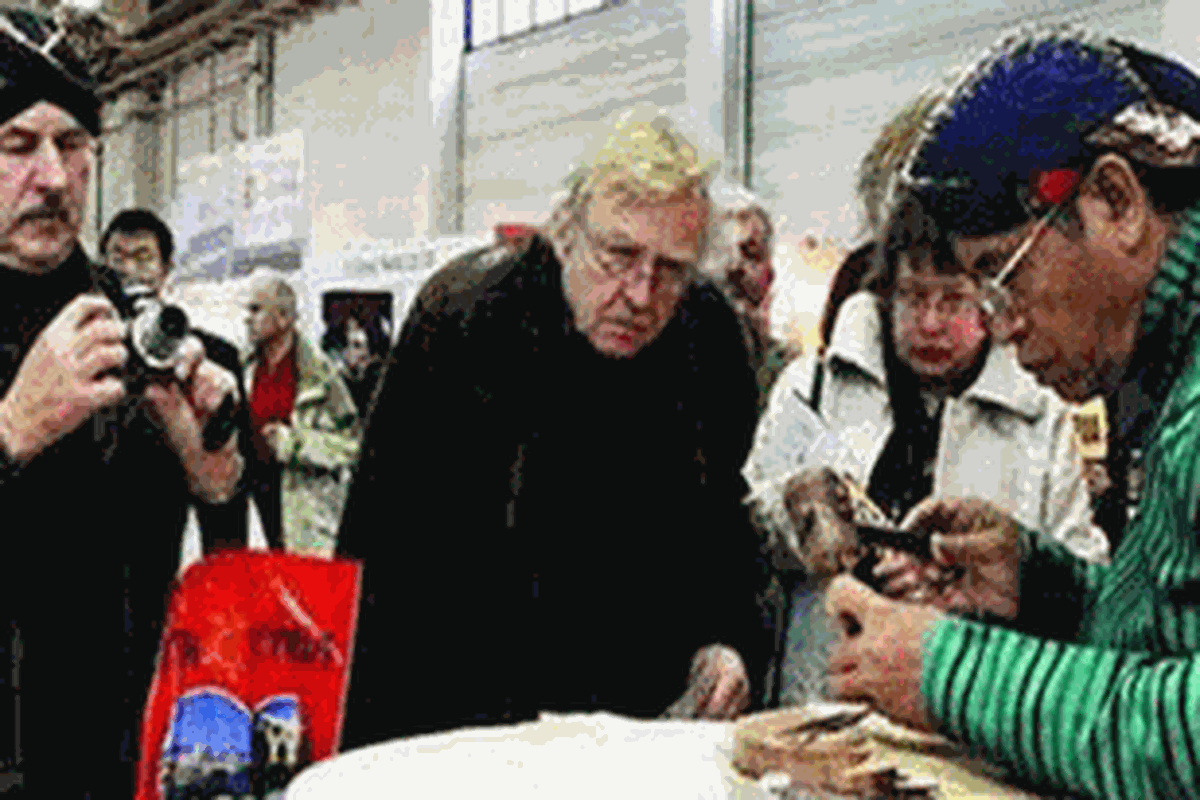 Demonstrasi pembuatan wayang kulit di arena ITB Berlin 10-14 Maret 2010. 