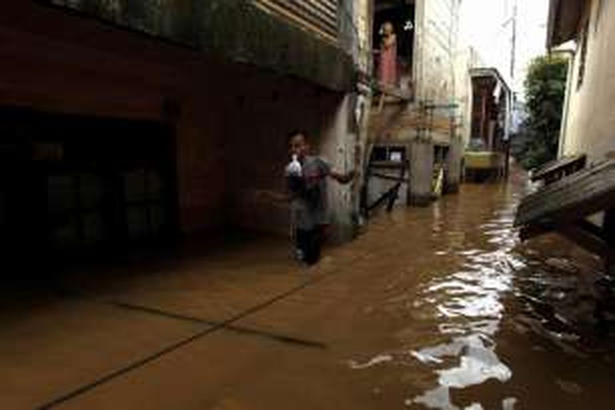 Kampung Rawajati, Kalibata, Jakarta Selatan, terendam banjir, Selasa (8/3/2016). Sekitar 8 kelurahan di 5 kecamatan yang ada di wilayah Jakarta Selatan dan Jakarta Timur banjir pada Selasa pagi akibat luapan Sungai Ciliwung.