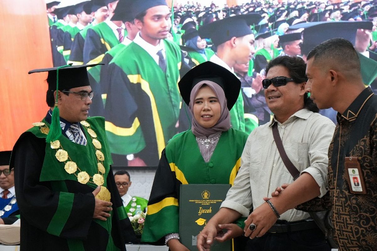 Wisudawati UIN Ar-Raniry Armaya bersama ayahandanya menerima ucapan selamat dari Rektor UIN Ar Raniry Mujiburrahman.