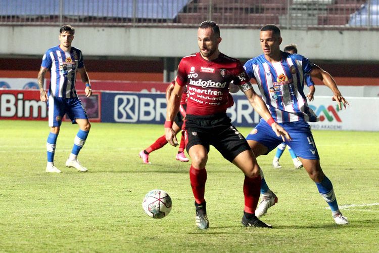 Pemain Bali United Ilija Spasojevic dijaga ketat pemain asing Leonardo Lelis Persiraja Banda Aceh pada pertandingan pekan 14 Liga 1 2021-2022 yang berakhir dengan dengan skor 5-0 di Stadion Maguwoharjo Sleman, Selasa (30/11/2021) malam.