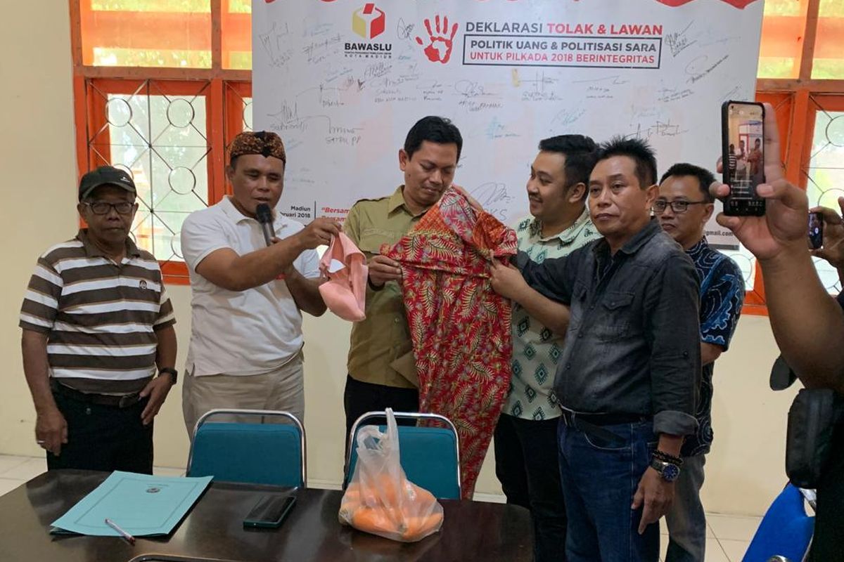 Sekelompok orang yang menamakan diri Forum Masyarakat Bersama Kota Madiun menghadiahi Bawaslu Kota Madiun dengan satu buah daster dan BH, Jumat (25/10/2024). Hadiah itu sebagai bentuk kekecewaan mereka terhadap Bawaslu Kota Madiun yang menghentikan kasus money politik dengan modus sebar uang di atas panggung kampanye akbar paslon Bonie Laksmana-Bagus Rizki Dinarwan (Bonus), beberapa waktu lalu.